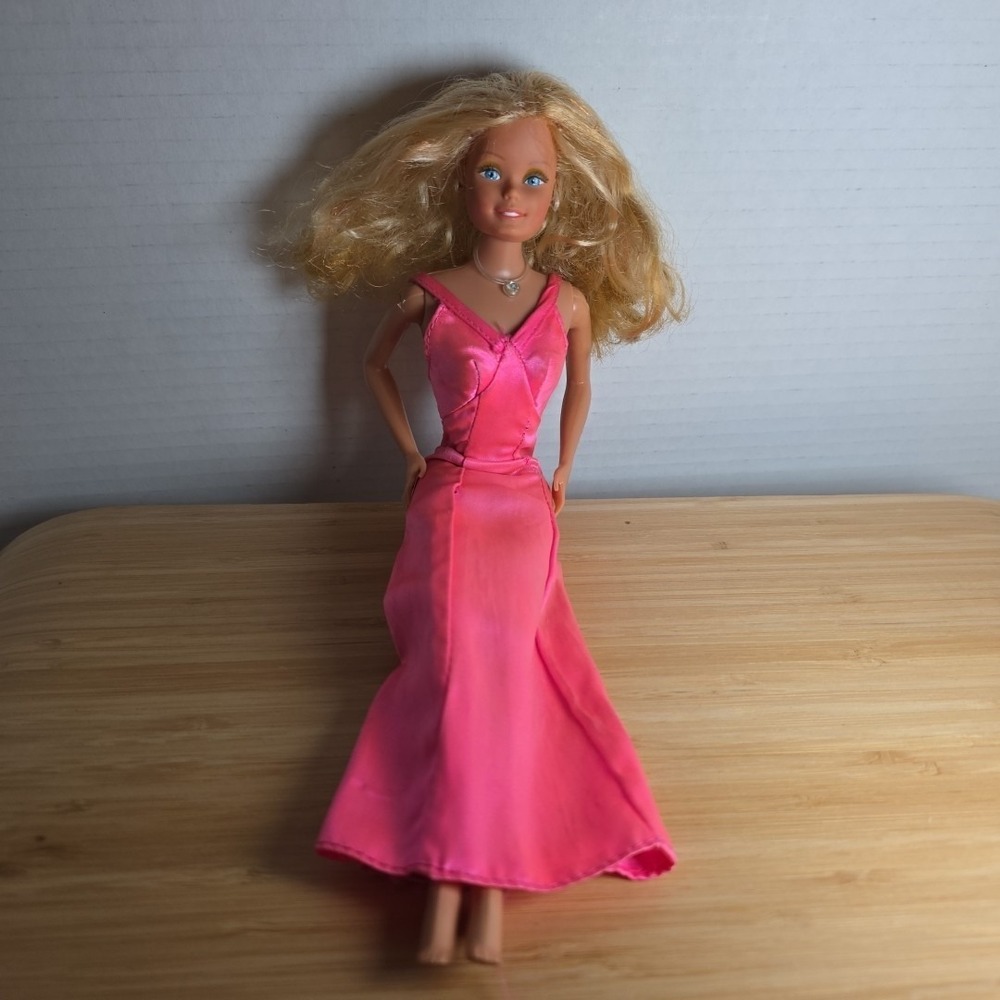 VTG 1977 Superstar Barbie Doll Jewelry Dress Shoes & Stand - Picture 10 of 11